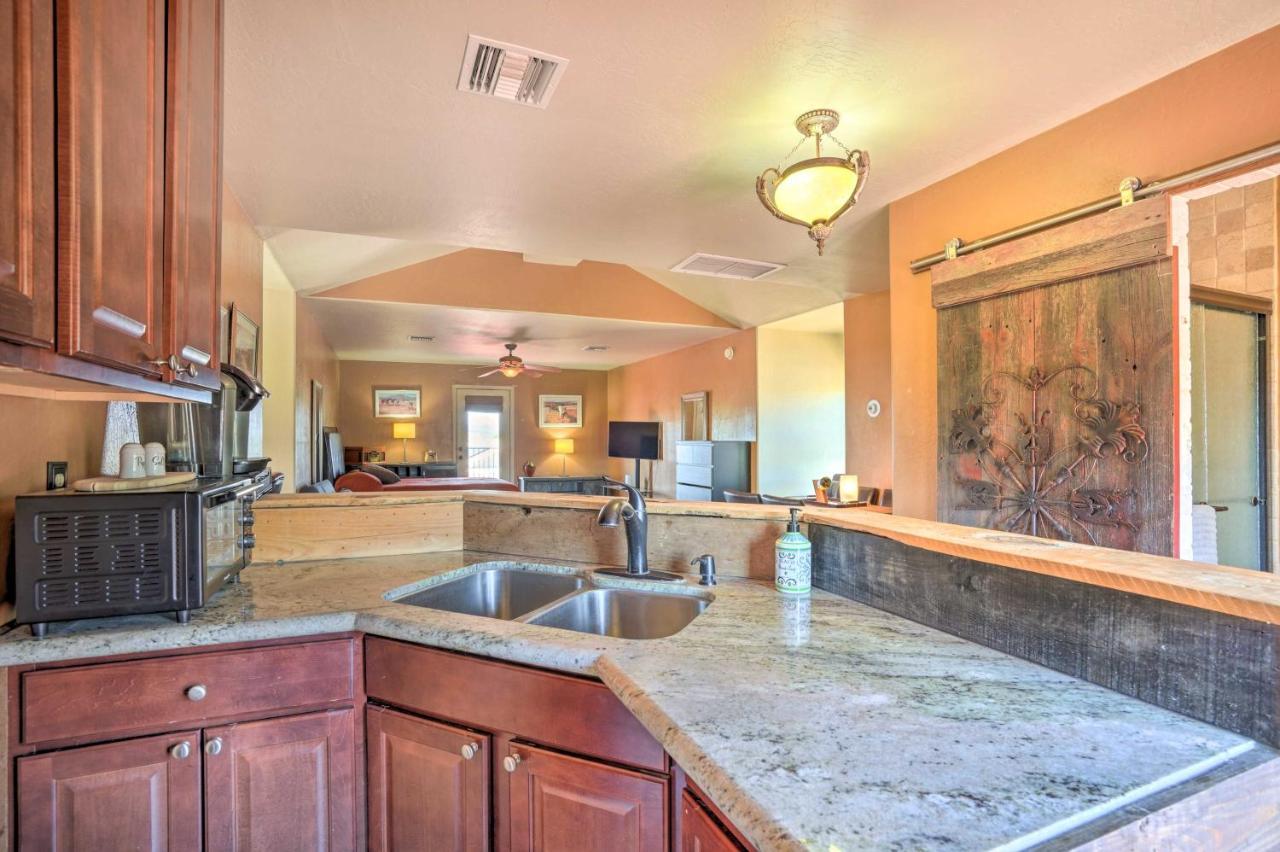 Dreamy Desert With Deck And Pool Access! Lejlighed *
