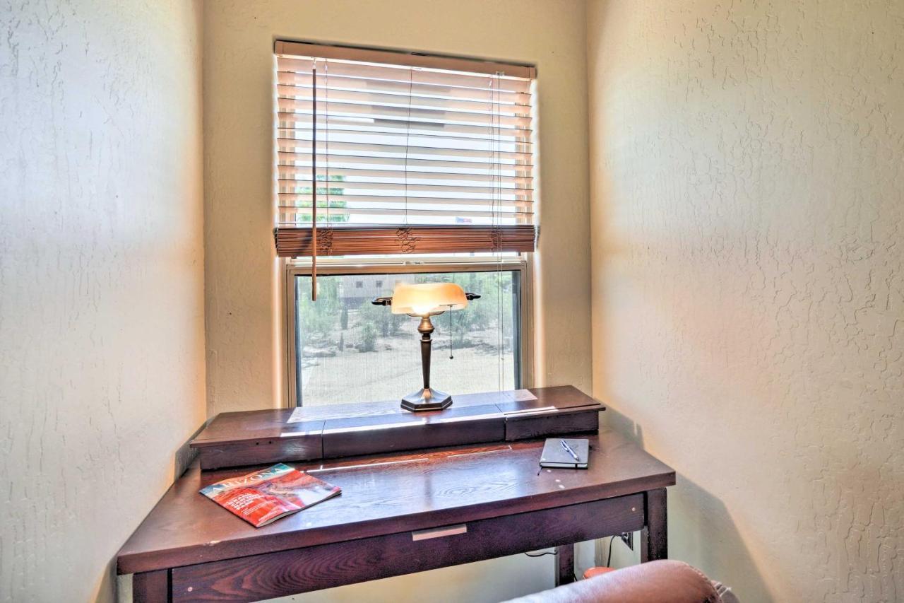 Dreamy Desert With Deck And Pool Access! Lejlighed