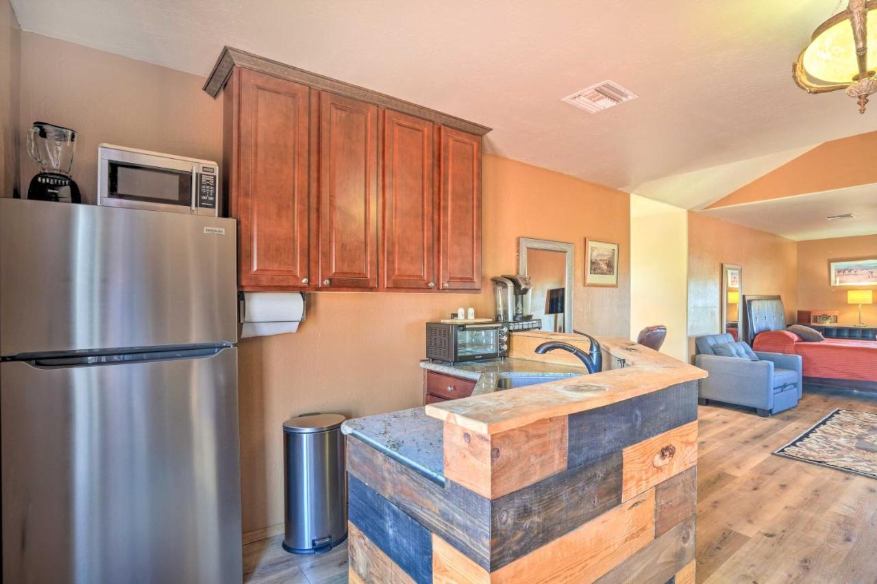 Dreamy Desert With Deck And Pool Access!